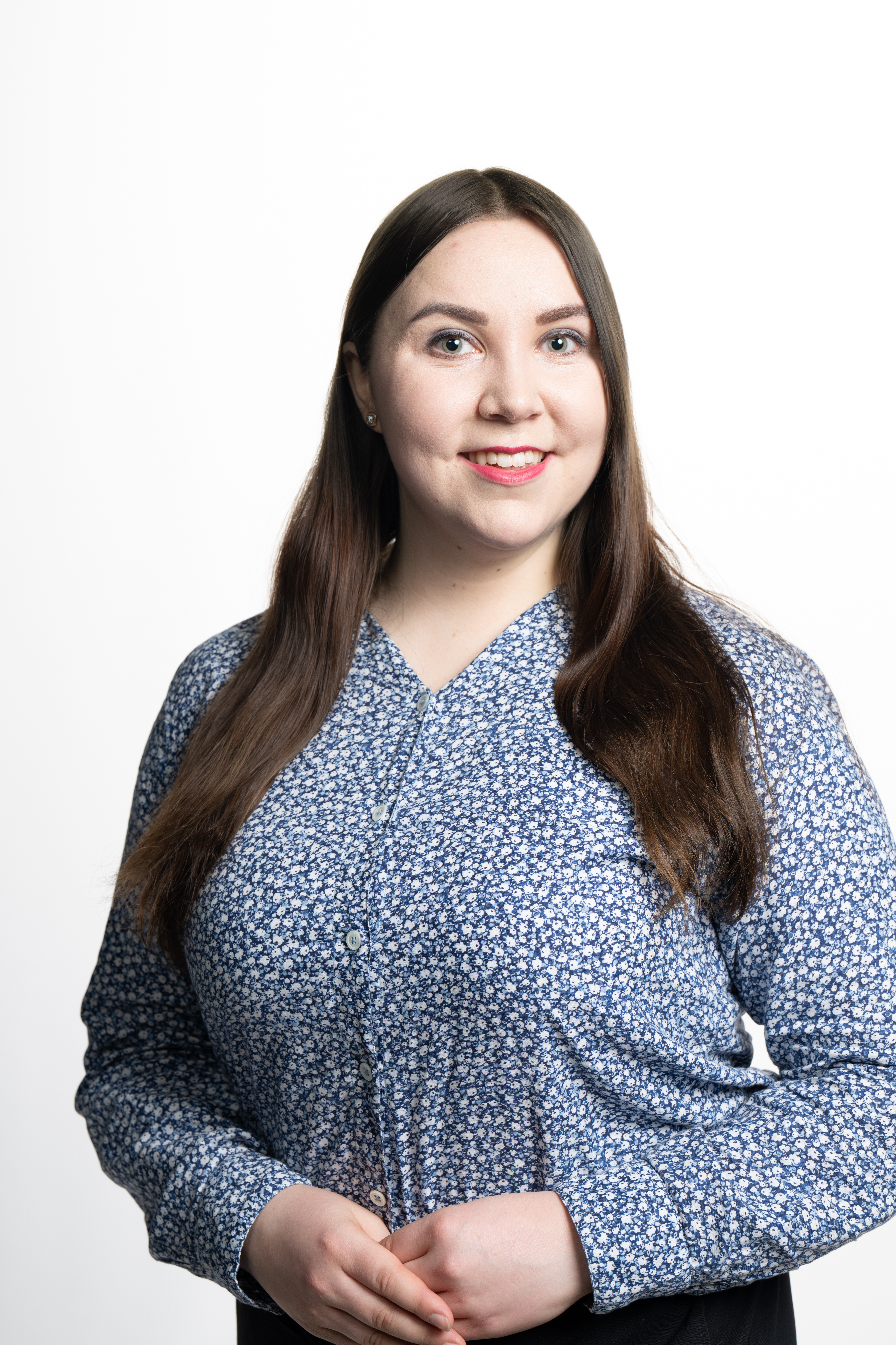 Maija Kuivalainen-2 Lähikuva Maijasta, joka nojaa päätään käsiinsä ja katsoo kaukaisuuteen hymyillen. Maijan hiukset ovat auki ja hänellä on päässään vaaleansininen baskeri.