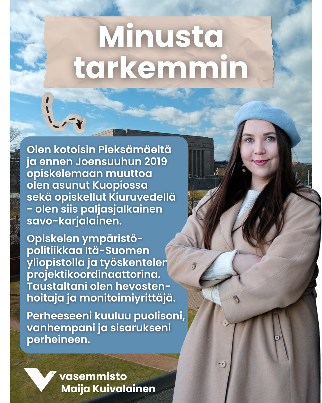 Maija nojaamassa betoniseinään ulkona, ulkovaatteet päällä, pitkä takki biegen värinen villakangasulkotakki ja vaaleansininen baskeri. Hiukset auki ja kasvot huoliteltuna Maija katsoo kädet puuskassa lempeän päättäväisesti kameraan ja hymyilee.